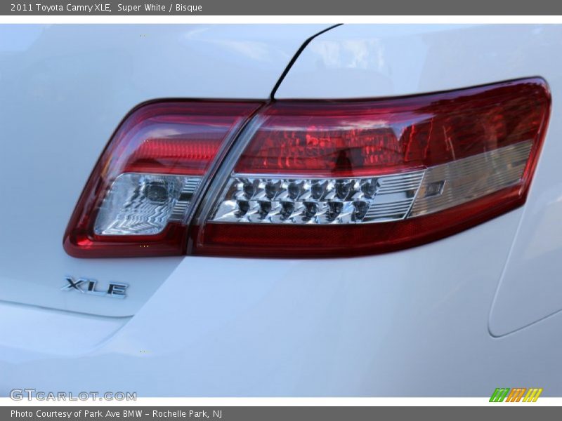 Super White / Bisque 2011 Toyota Camry XLE