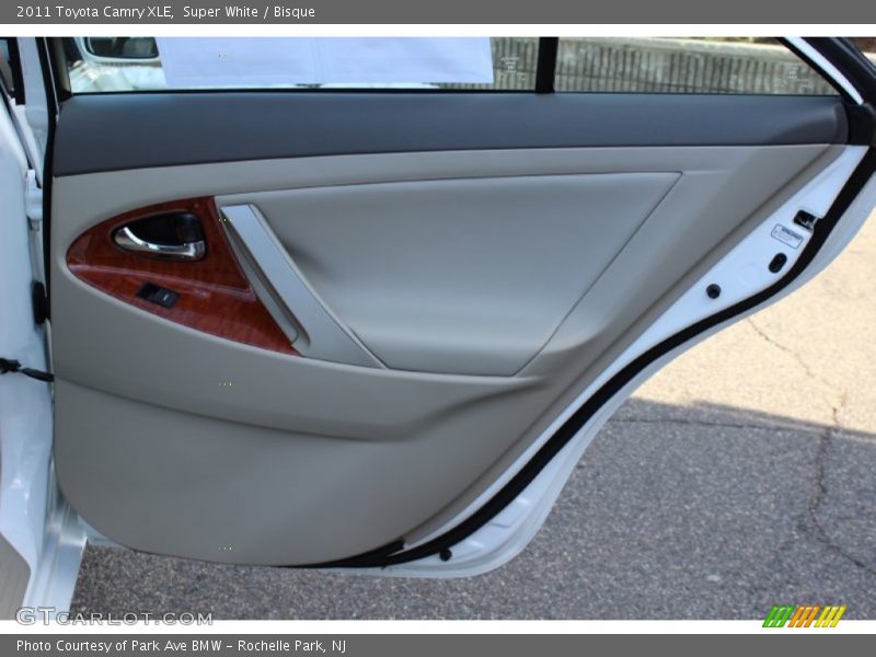 Super White / Bisque 2011 Toyota Camry XLE