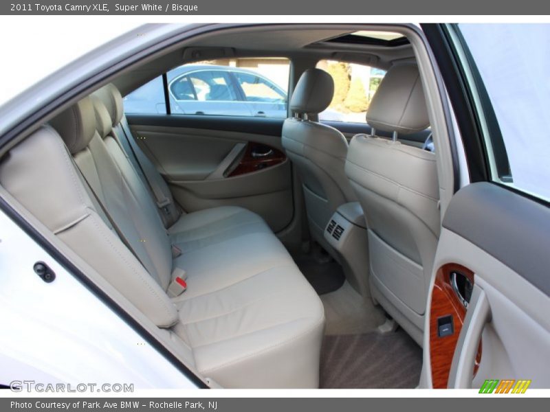 Super White / Bisque 2011 Toyota Camry XLE