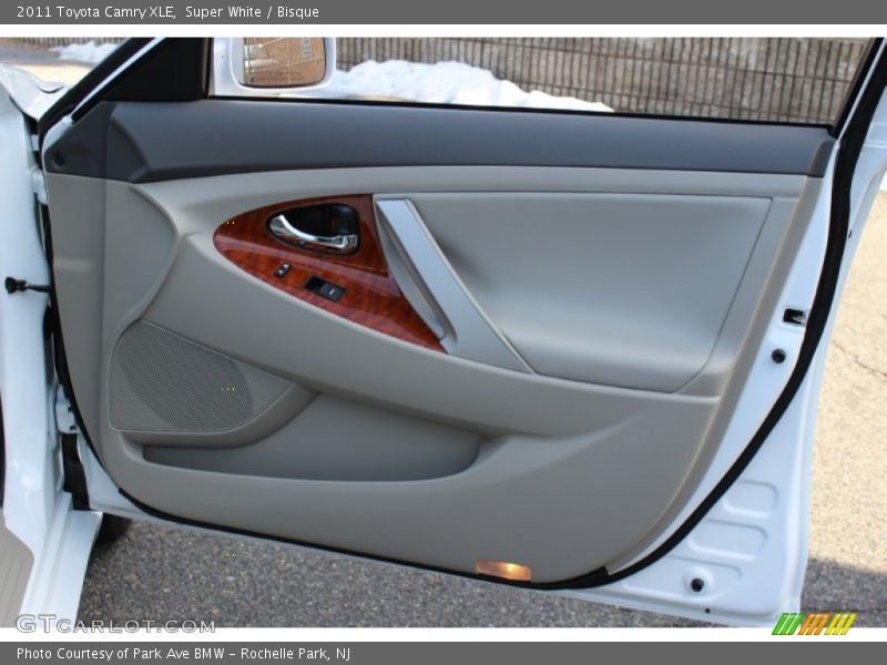 Super White / Bisque 2011 Toyota Camry XLE