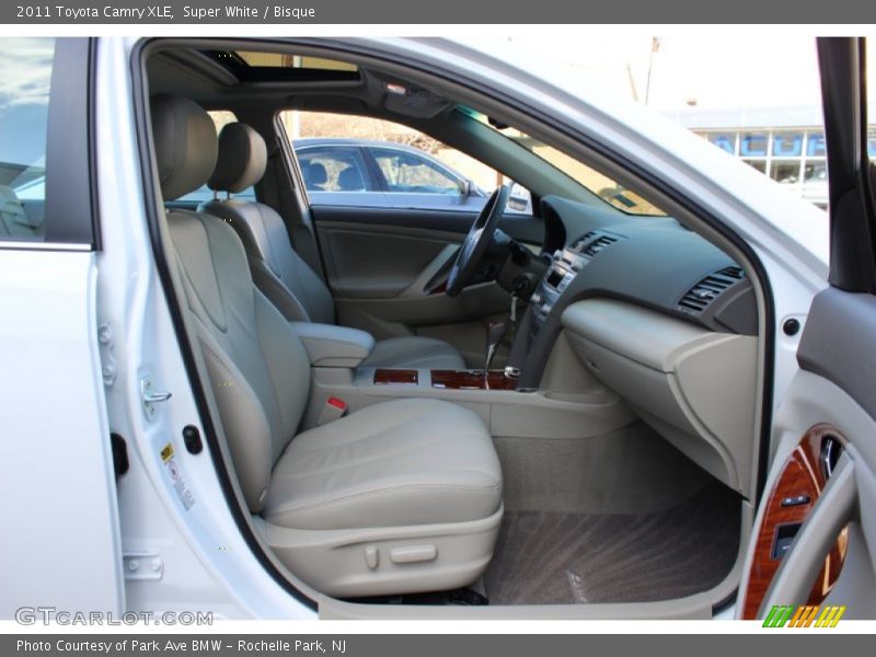 Super White / Bisque 2011 Toyota Camry XLE