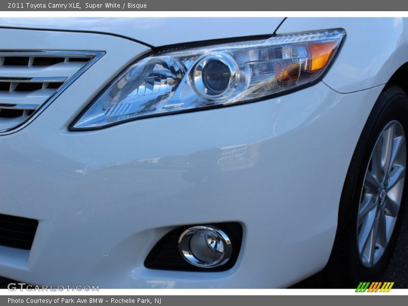 Super White / Bisque 2011 Toyota Camry XLE