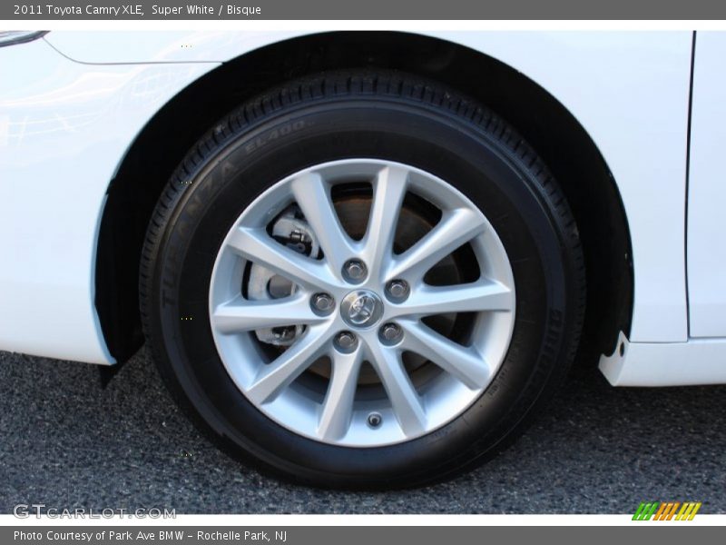 Super White / Bisque 2011 Toyota Camry XLE