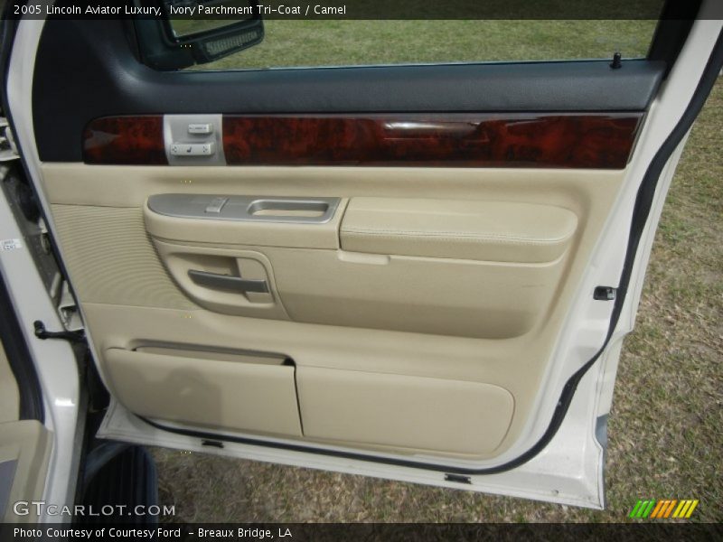 Ivory Parchment Tri-Coat / Camel 2005 Lincoln Aviator Luxury