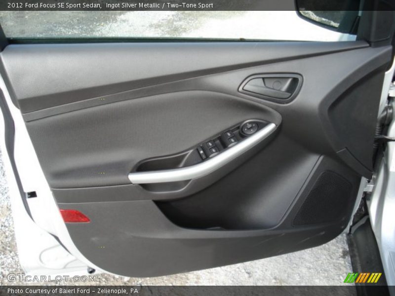 Ingot Silver Metallic / Two-Tone Sport 2012 Ford Focus SE Sport Sedan