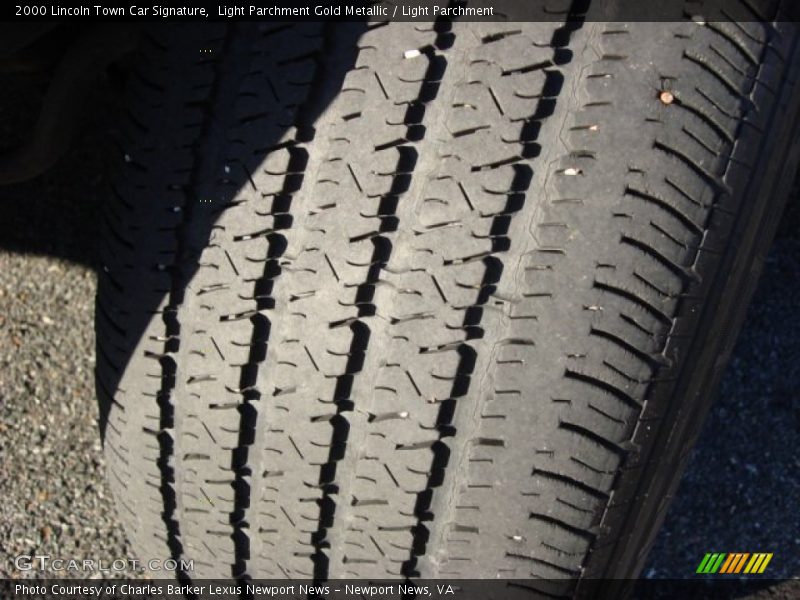 Light Parchment Gold Metallic / Light Parchment 2000 Lincoln Town Car Signature