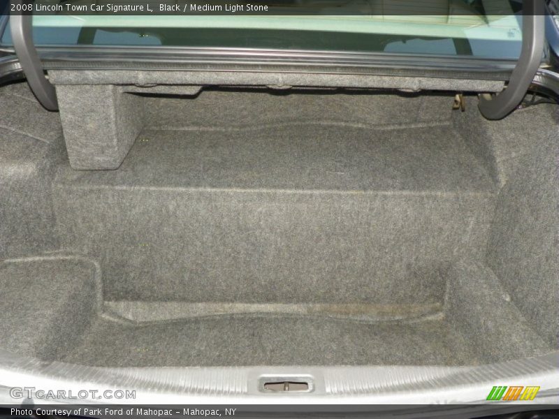  2008 Town Car Signature L Trunk