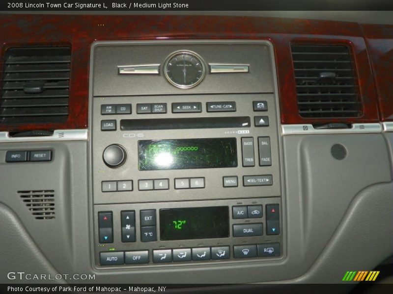 Controls of 2008 Town Car Signature L