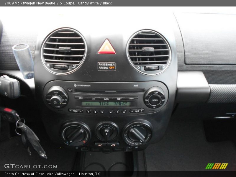 Candy White / Black 2009 Volkswagen New Beetle 2.5 Coupe