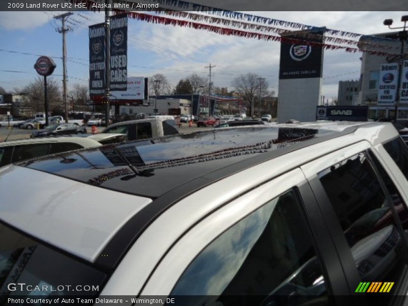 Alaska White / Almond 2009 Land Rover LR2 HSE