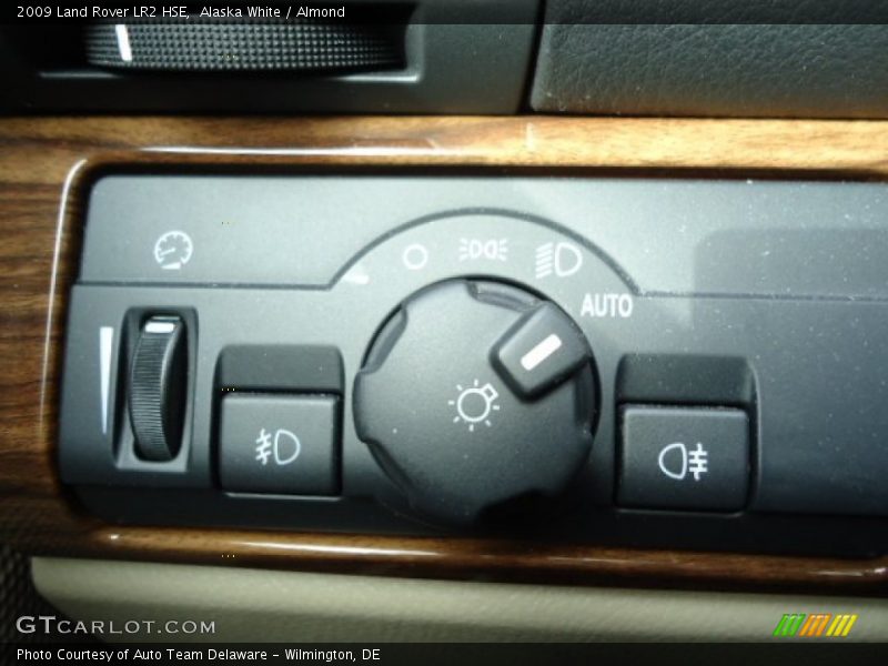 Alaska White / Almond 2009 Land Rover LR2 HSE