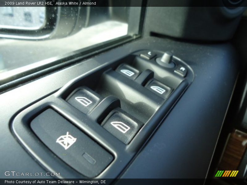 Alaska White / Almond 2009 Land Rover LR2 HSE