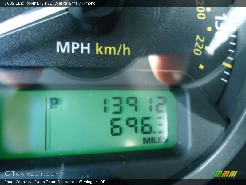 Alaska White / Almond 2009 Land Rover LR2 HSE