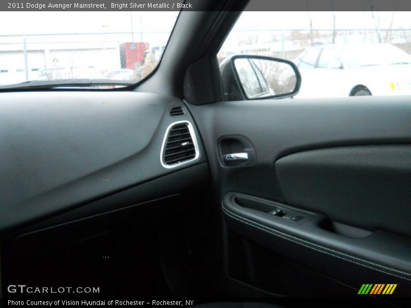 Bright Silver Metallic / Black 2011 Dodge Avenger Mainstreet