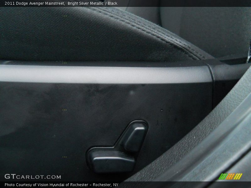 Bright Silver Metallic / Black 2011 Dodge Avenger Mainstreet