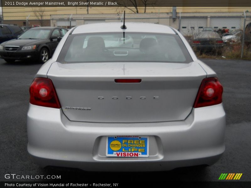 Bright Silver Metallic / Black 2011 Dodge Avenger Mainstreet