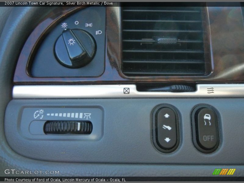 Silver Birch Metallic / Dove 2007 Lincoln Town Car Signature