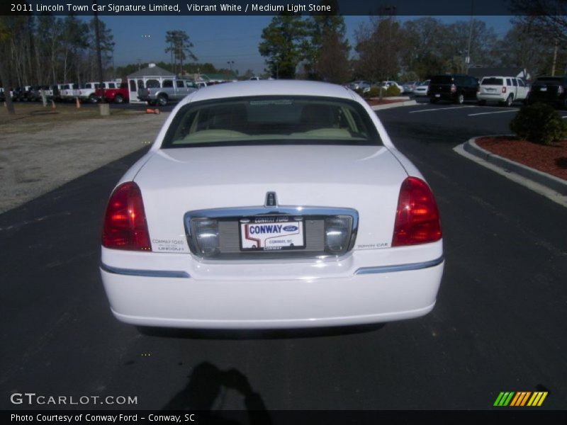 Vibrant White / Medium Light Stone 2011 Lincoln Town Car Signature Limited