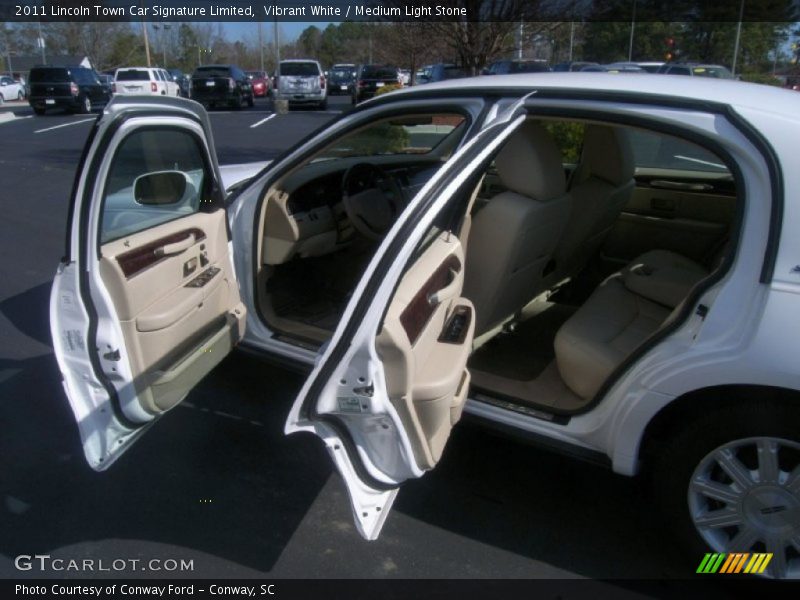 Vibrant White / Medium Light Stone 2011 Lincoln Town Car Signature Limited
