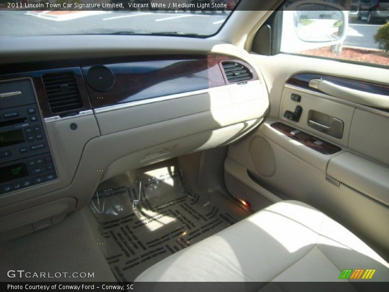 Vibrant White / Medium Light Stone 2011 Lincoln Town Car Signature Limited