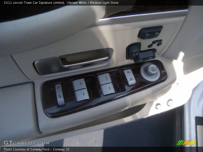 Vibrant White / Medium Light Stone 2011 Lincoln Town Car Signature Limited