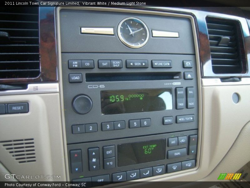 Vibrant White / Medium Light Stone 2011 Lincoln Town Car Signature Limited