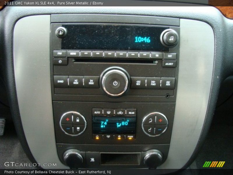 Pure Silver Metallic / Ebony 2011 GMC Yukon XL SLE 4x4