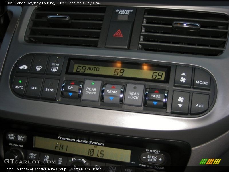 Silver Pearl Metallic / Gray 2009 Honda Odyssey Touring