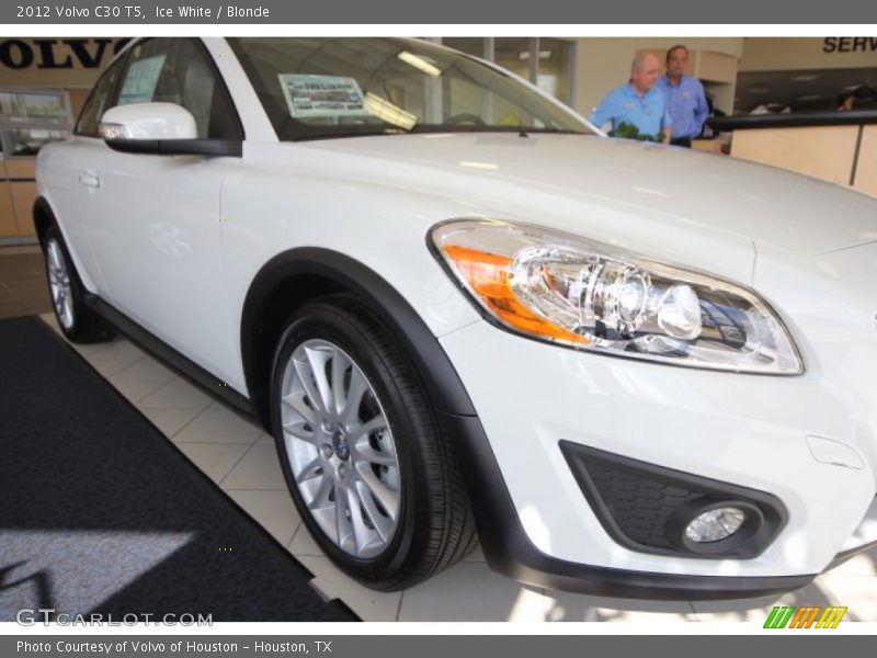 Ice White / Blonde 2012 Volvo C30 T5