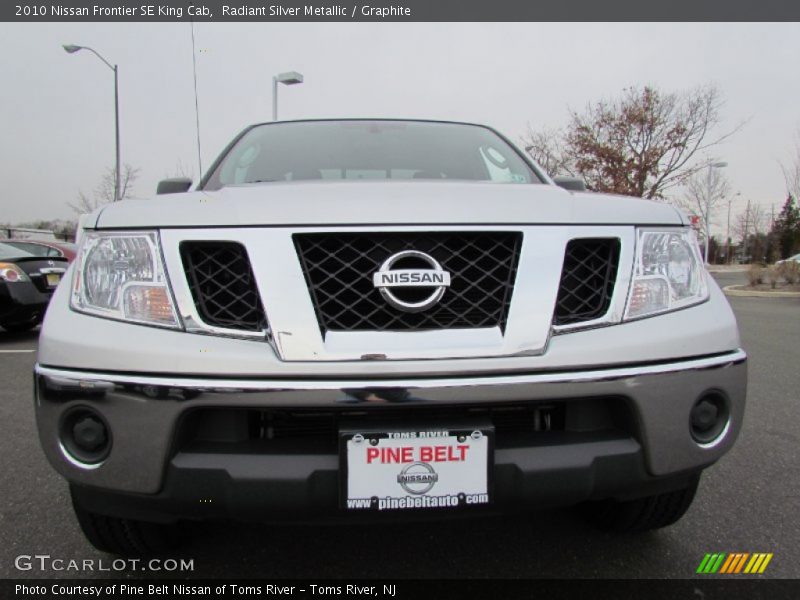 Radiant Silver Metallic / Graphite 2010 Nissan Frontier SE King Cab