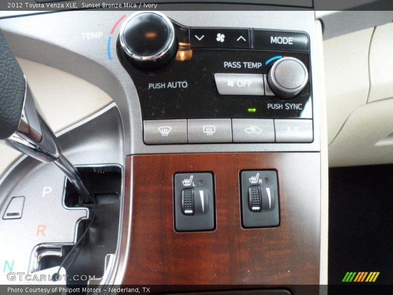 Controls of 2012 Venza XLE