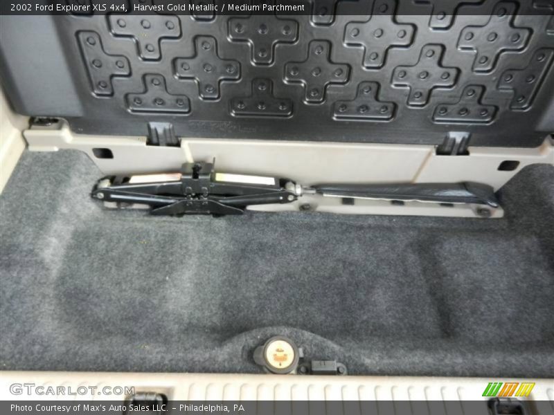 Harvest Gold Metallic / Medium Parchment 2002 Ford Explorer XLS 4x4