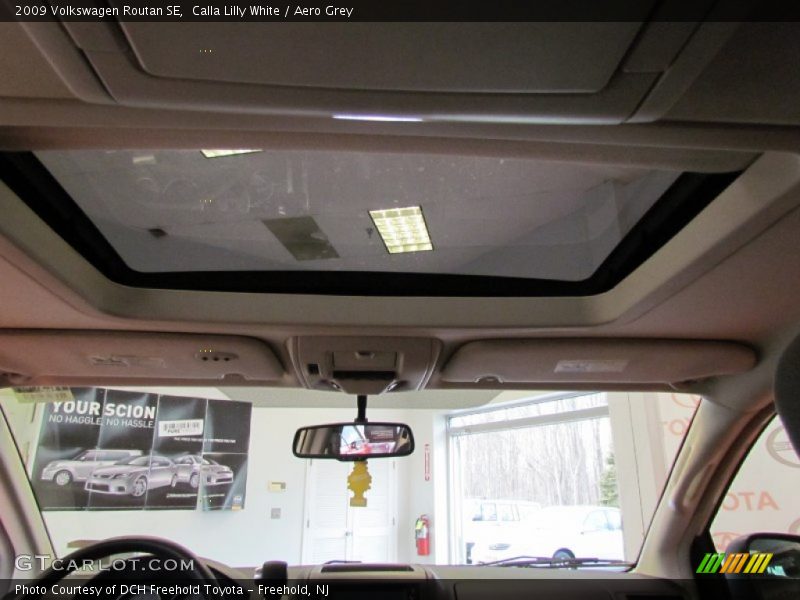 Calla Lilly White / Aero Grey 2009 Volkswagen Routan SE