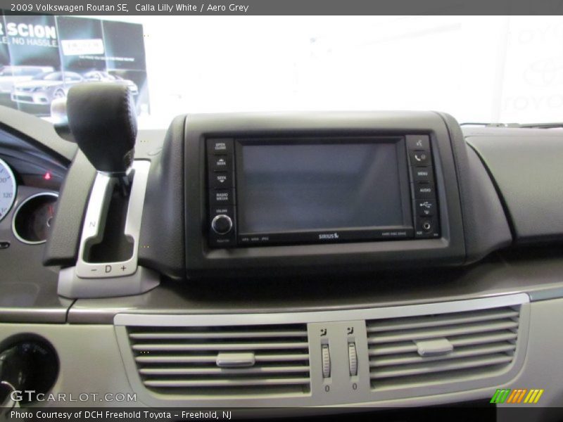 Calla Lilly White / Aero Grey 2009 Volkswagen Routan SE