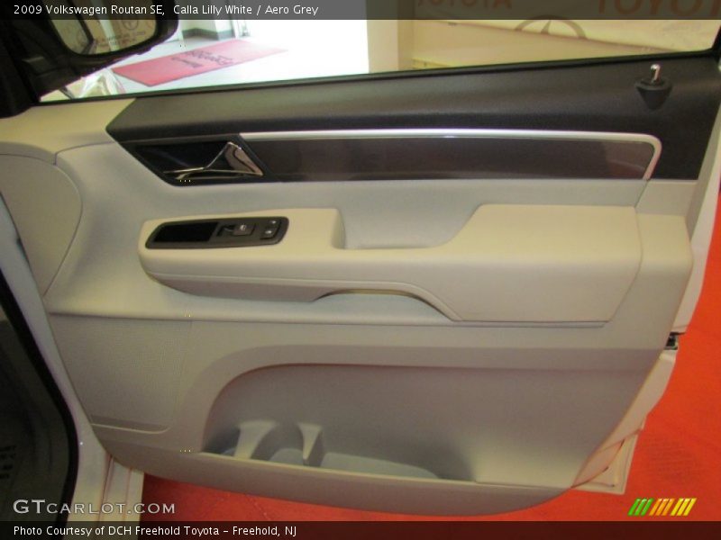 Calla Lilly White / Aero Grey 2009 Volkswagen Routan SE