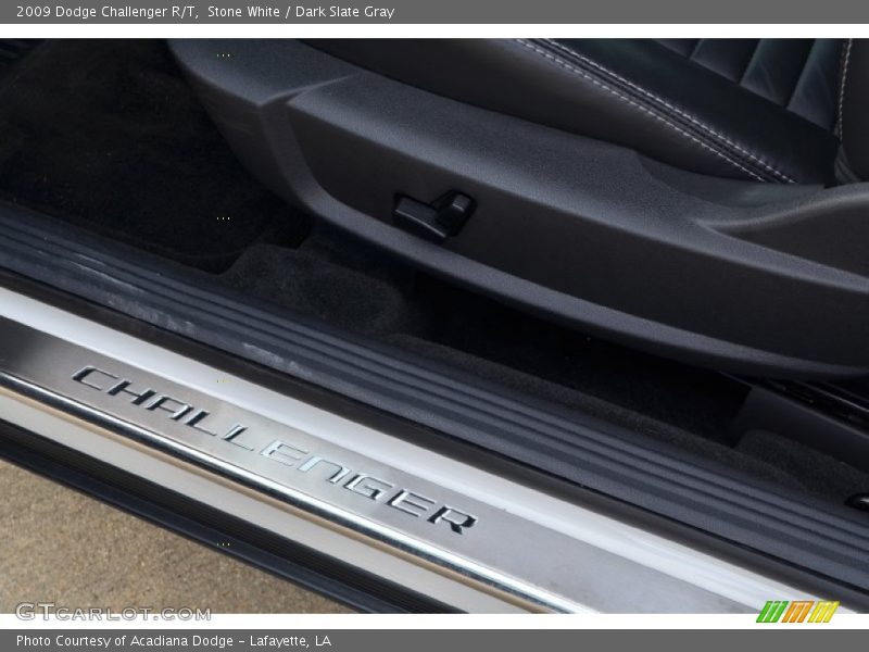 Stone White / Dark Slate Gray 2009 Dodge Challenger R/T