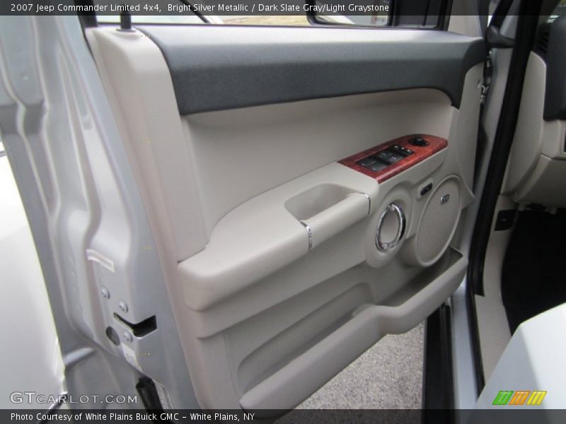 Bright Silver Metallic / Dark Slate Gray/Light Graystone 2007 Jeep Commander Limited 4x4