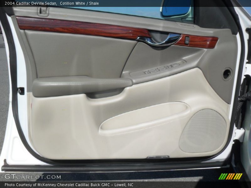 Cotillion White / Shale 2004 Cadillac DeVille Sedan