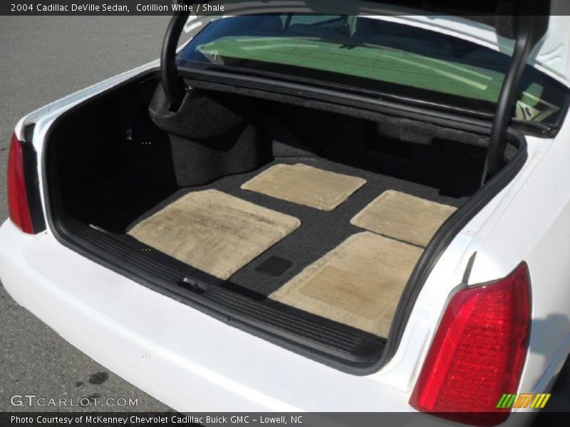 Cotillion White / Shale 2004 Cadillac DeVille Sedan