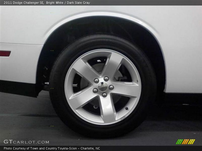Bright White / Dark Slate Gray 2011 Dodge Challenger SE