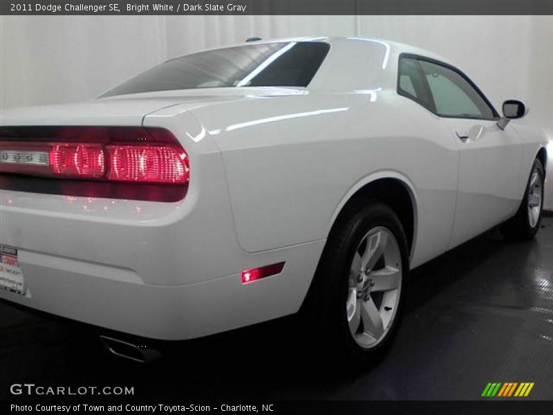 Bright White / Dark Slate Gray 2011 Dodge Challenger SE