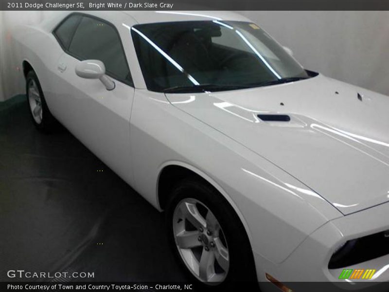 Bright White / Dark Slate Gray 2011 Dodge Challenger SE