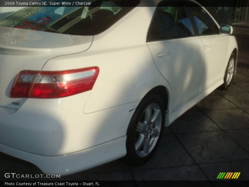 Super White / Charcoal 2009 Toyota Camry SE