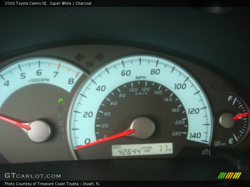 Super White / Charcoal 2009 Toyota Camry SE