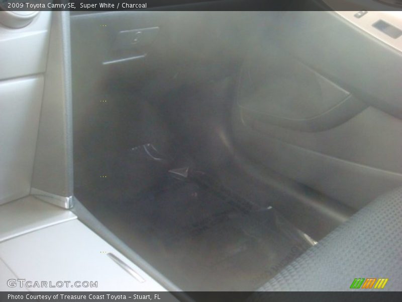 Super White / Charcoal 2009 Toyota Camry SE
