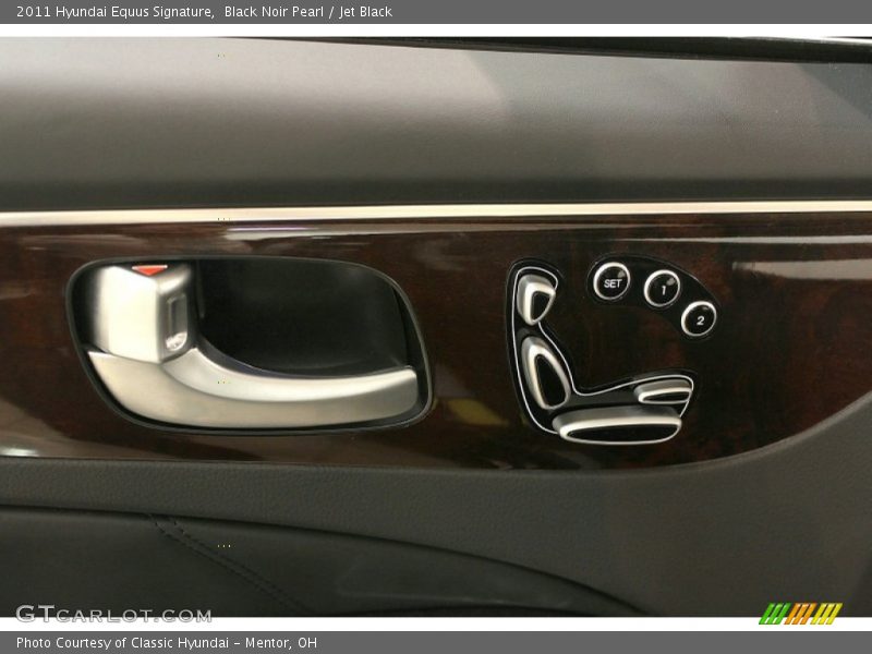 Controls of 2011 Equus Signature