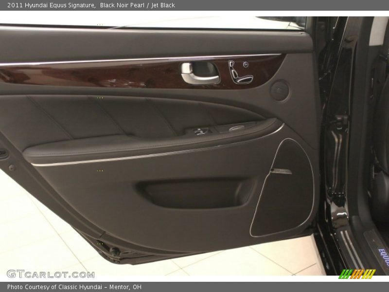 Door Panel of 2011 Equus Signature