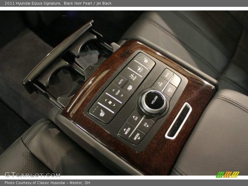 Controls of 2011 Equus Signature