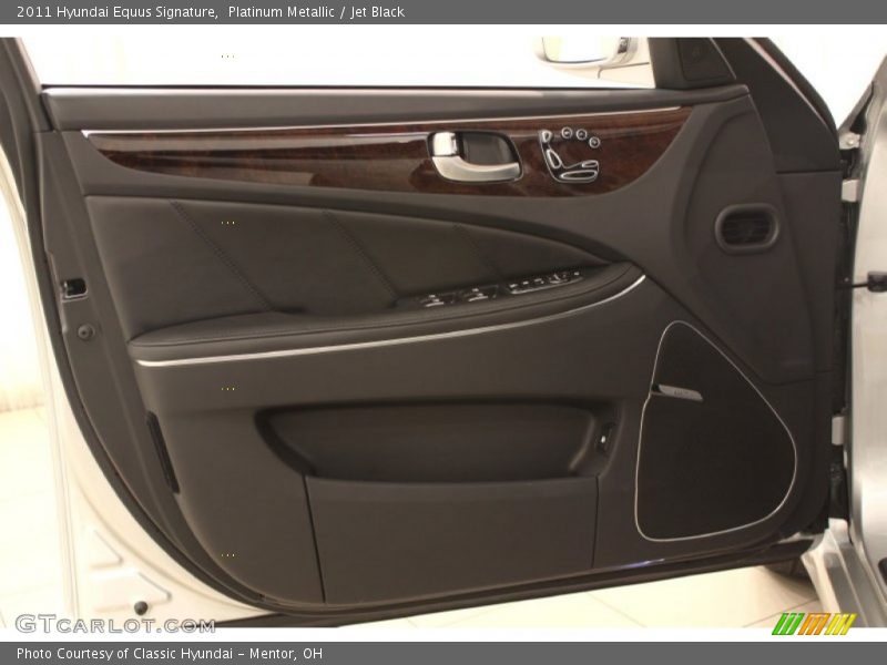 Door Panel of 2011 Equus Signature