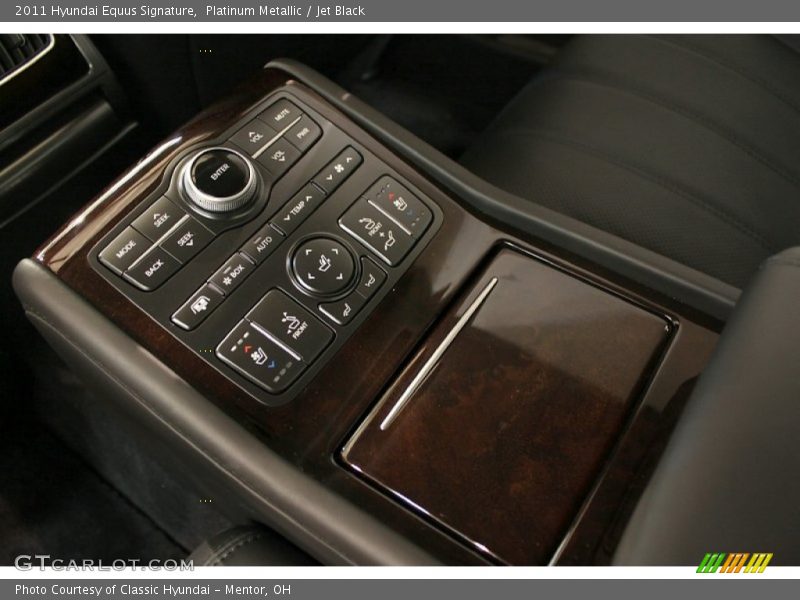 Platinum Metallic / Jet Black 2011 Hyundai Equus Signature